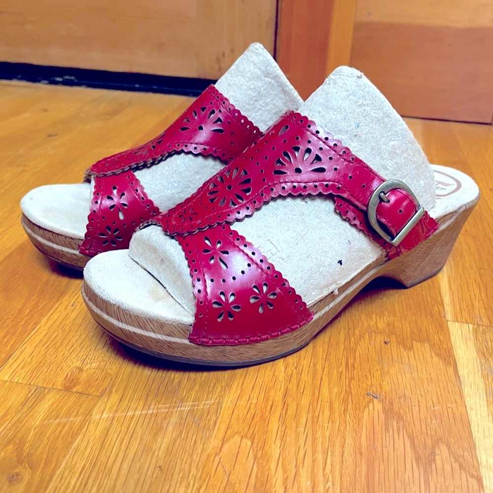 NWOT Red Leather Dansko Sapphire size 39 women’s sandals, cut outs, clogs